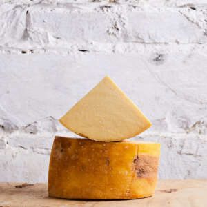 Hegartys Cheddar 200g